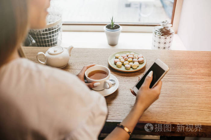 女用手拿着手机用空白复印空间碎石为您的广告短信