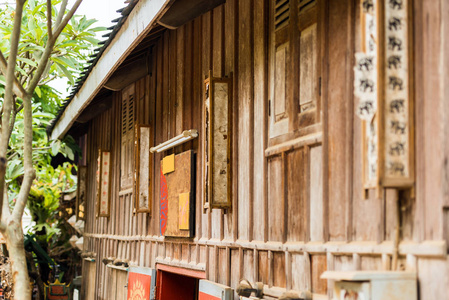 老挝琅勃拉邦的一座住宅建筑的门面。特写