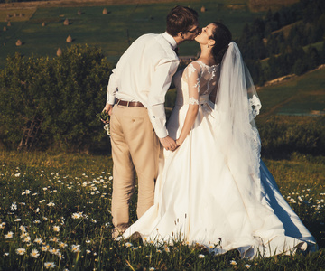 新婚夫妇。夏季时间