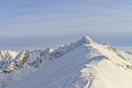 Kasprowy Wierch 在 Tatra 坐骑科帕冬季天气晴朗