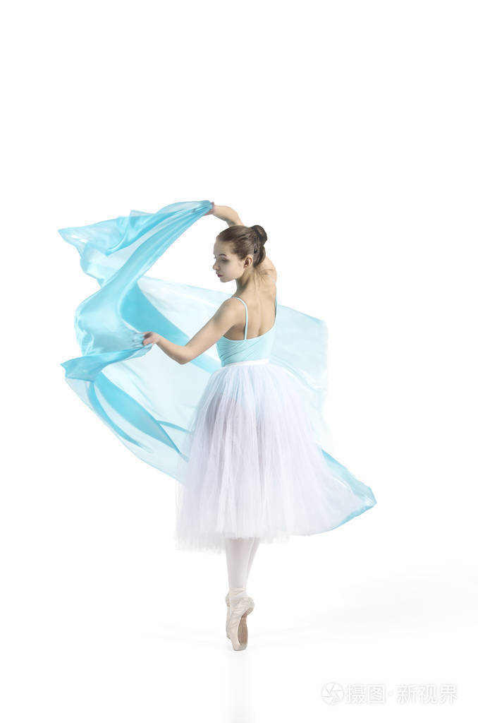 年轻小女孩微笑着跳芭蕾舞