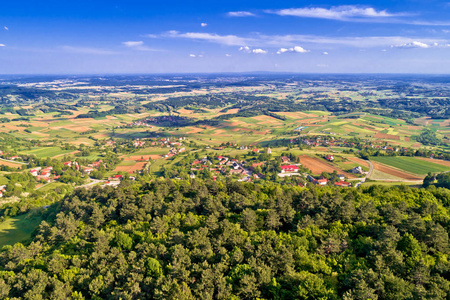 Prigorje 地区克罗地亚乡村田园风光的鸟瞰图