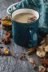 传统的印度咖喱茶在陶瓷杯牛奶的香料