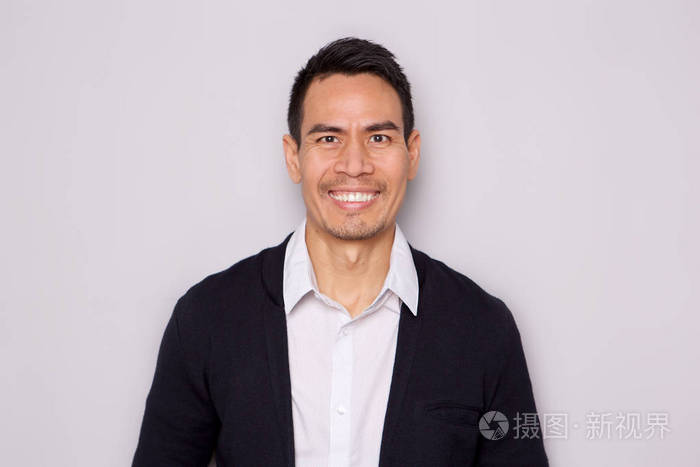 灰色背景下的迷人中年亚裔男子肖像特写