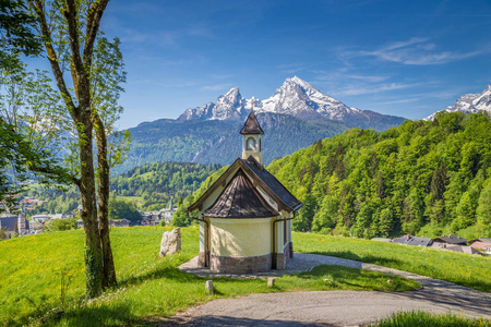 Lockstein 教堂与贝，巴伐利亚，德国的 Watzmann 山