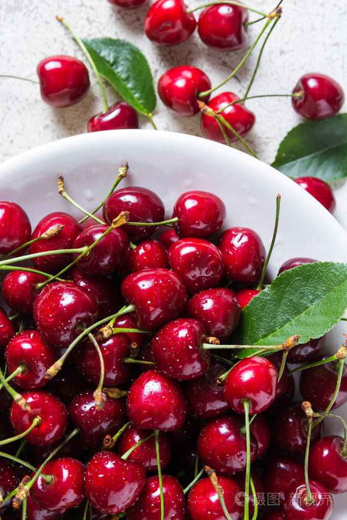 白盘子新鲜红熟樱桃