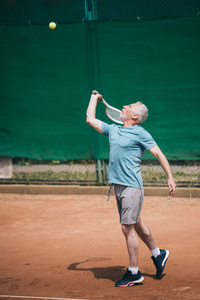 夏天, 老人在球场上打网球