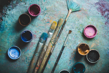 艺术家画笔颜料和油漆罐