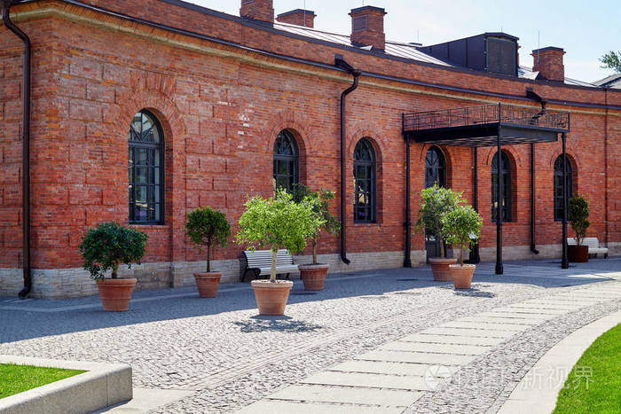 中世纪欧洲风格的古老庭院, 有长凳和装饰花