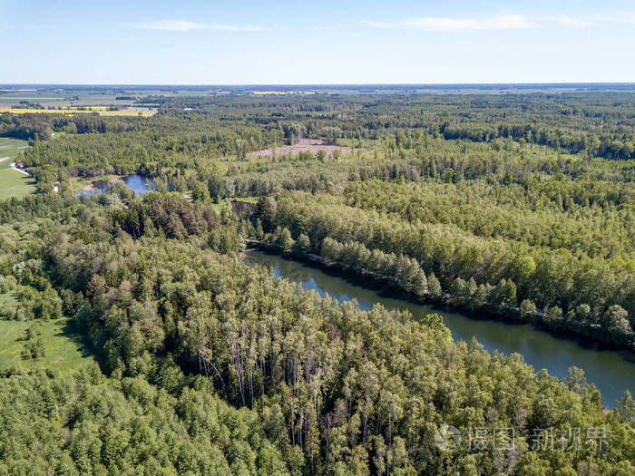 农村地区的田野和森林在多云的春日的鸟瞰图.拉托维亚