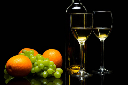葡萄酒 葡萄和橘子在黑色背景上的眼镜
