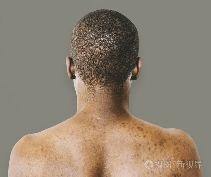 光着膀子的非洲裔美国人