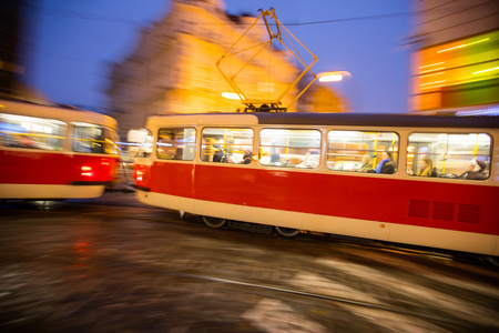 老电车在运动模糊，布拉格市，欧洲