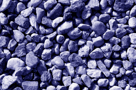 一堆小砾石石头在蓝色的色调。季节性自然背景