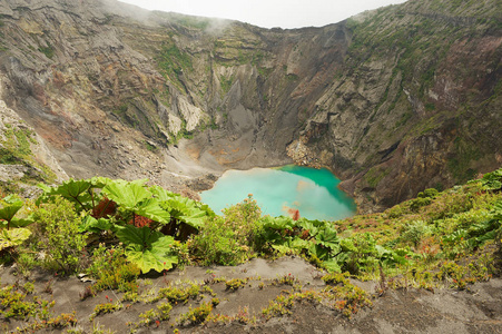 Irazu 活跃的火山位于山脉中部靠近迦太基城，哥斯达黎加的火山口