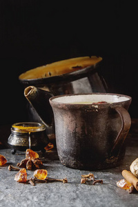 传统的印度咖喱茶在陶瓷杯牛奶的香料