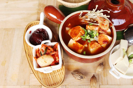 韩国料理泡菜豆腐汤传统图片