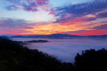 美丽的日出或日落与雾流动在山美丽的风景风景在泰国