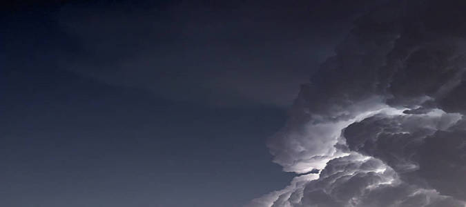 戏剧性的风暴云背景。云中的闪电。夜云