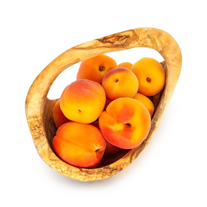 木篮中的杏, 白色背景上的新鲜水果的特写