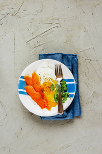 烟熏鲑鱼和煎蛋的盘子健康的膳食早餐在轻的具体背景顶部看法。良好的脂肪健康饮食观念。平躺式