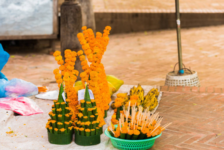在老挝的琅勃拉邦, 出售香蕉树叶和花朵的祭品。特写