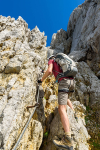 徒步旅行者在 Ellmauer 停止, 狂放的凯撒山奥地利接近 Gruttenhuette, 去, 蒂罗尔, 奥地利徒步旅行