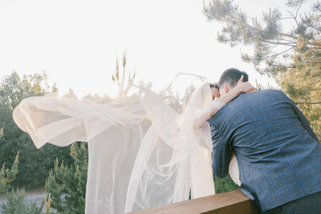 新婚夫妇在接吻的时候幸福的一对。在空中的面纱