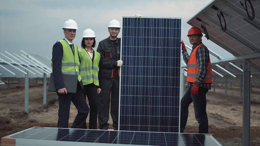 团队与太阳能电池板