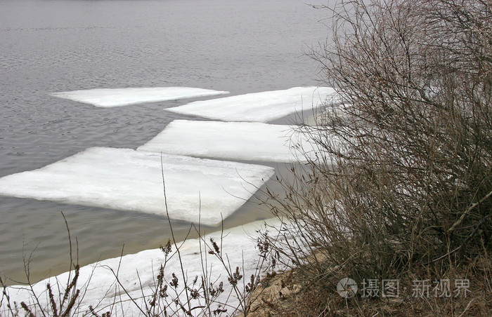 在这条大河春天冰漂移。大型矩形浮冰 f