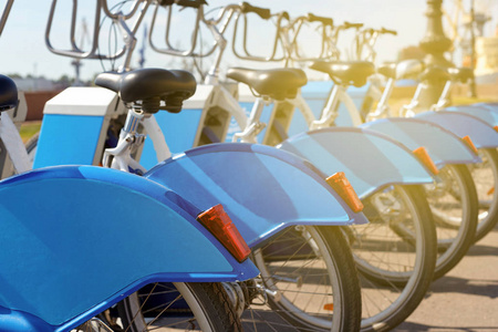 自行车出租。许多城市自行车在城市的坞站租用。健康生活方式和保护地球生态的概念