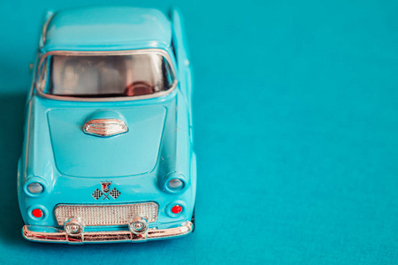 蓝色的玩具汽车在蓝色背景图片