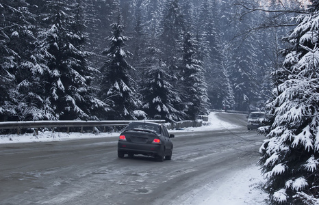 积雪的路上突然和大雪的乡间路上。它的驾驶变得危险