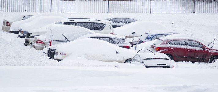 积雪的路上突然和大雪的乡间路上。它的驾驶变得危险