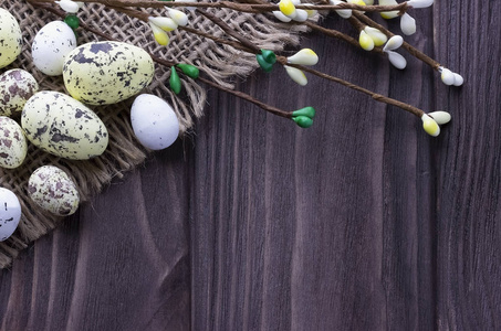 复活节彩蛋在鸟巢上的麻袋布带的褪色枝