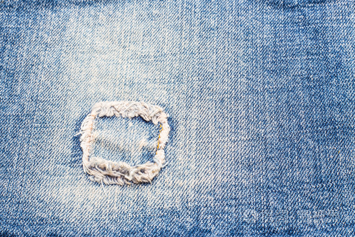 补丁蓝色牛仔裤