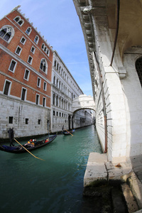 在意大利威尼斯, 用鱼眼透镜和一艘小船船夫的叹息和老公爵宫殿的古桥