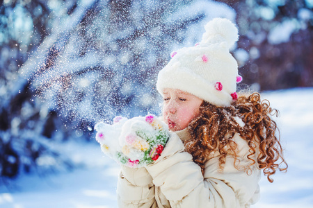 小女孩吹雪与手套,雪花散景照片