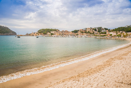 西班牙 Soller 的马略卡岛港。美丽的海滩和海湾与小船在清楚的蓝色水夏天天