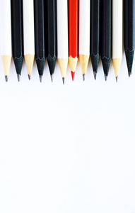 富有创意的设计，黑色和白色背景上的一个红色的铅笔。有什么不同的概念