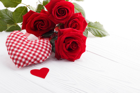 心和一束红玫瑰在木板上