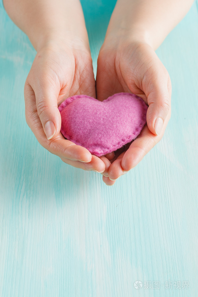 爱的概念.女性手里拿着一颗心