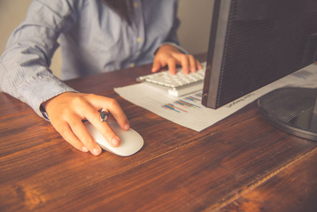 手点击电脑鼠标工作和连接业务照片