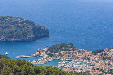 西班牙 Soller 的马略卡岛港。美丽的海滩和海湾与小船在清楚的蓝色水夏天天