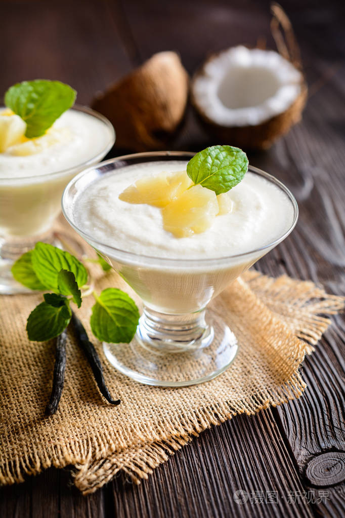 菠萝和椰子牛奶冰沙