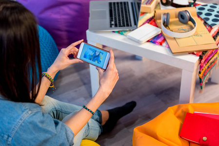 看手机抓狂图片