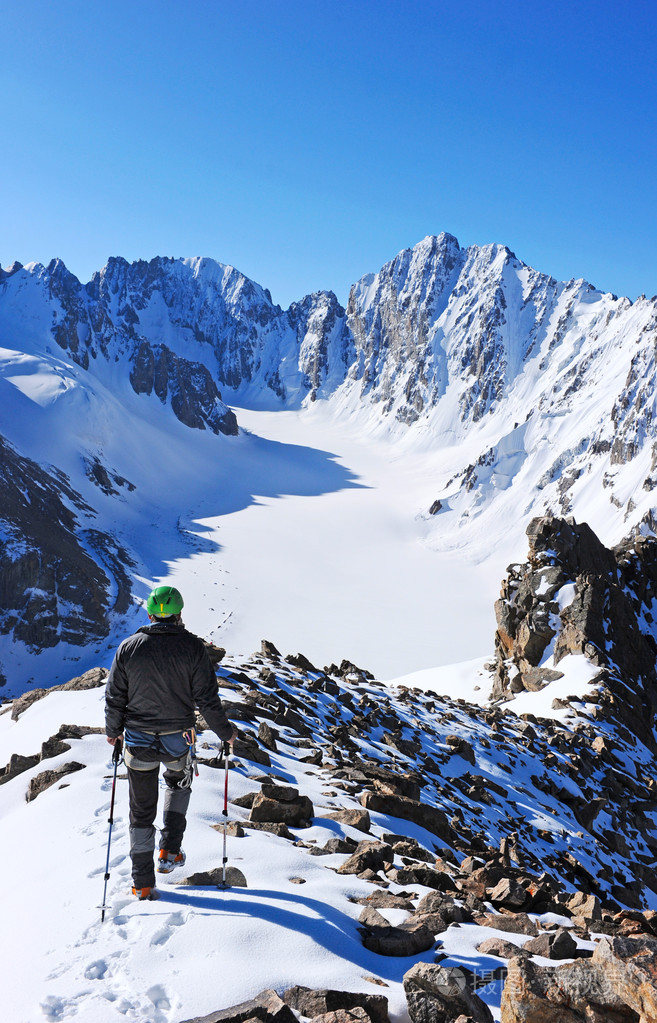 登山者爬到高山顶峰