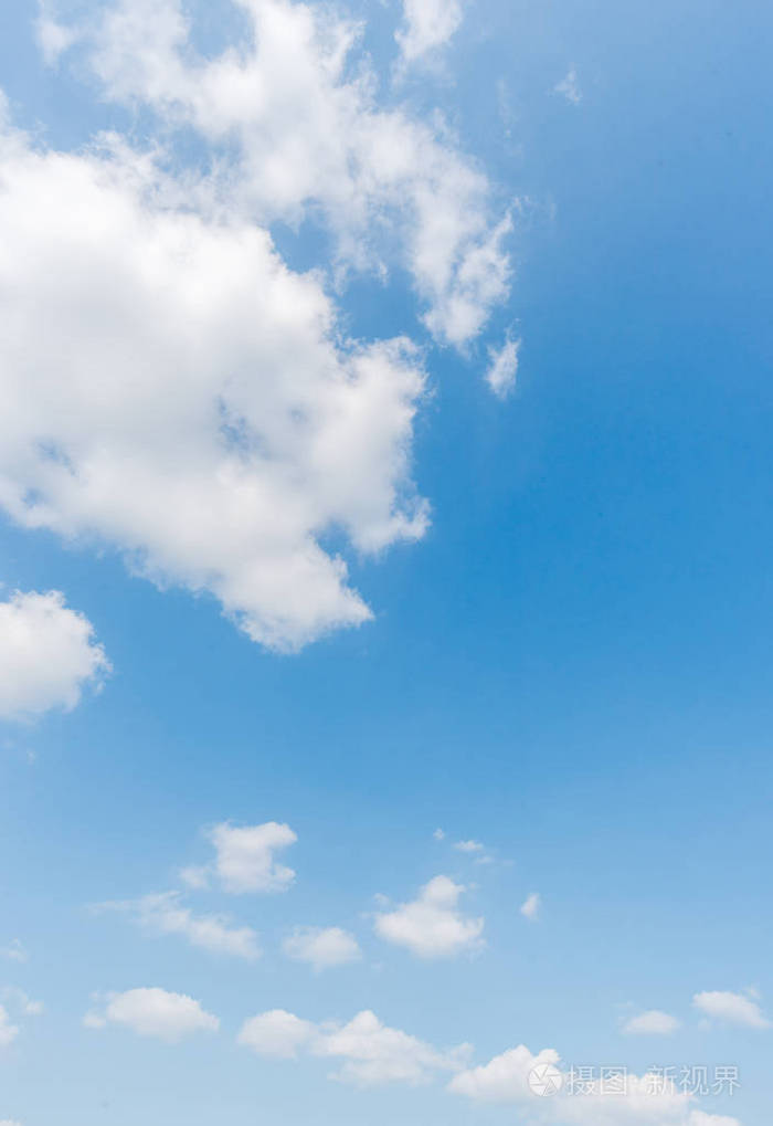 湛蓝的天空背景,云与背景