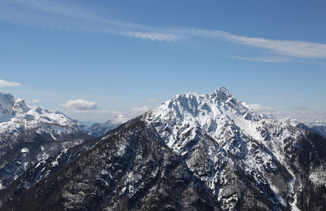 冬天的高山全景和天空中的白云