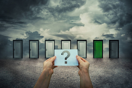 困难的决定, 失败或成功.路到未知的未来照片